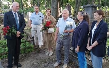 Смирнов В.Г. - в центре - выступает на Акции памяти у могилы Ф.П. Литке 17-08-2023