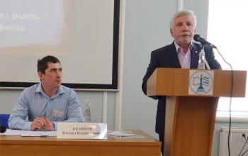 Смирнов В.Г. выступает с докладом