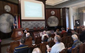 Участники совместного заседания в РГО слушают доклад В.Г. Смирнова о Ф.А. Матисене