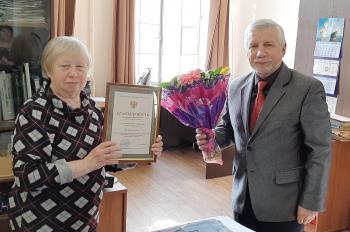 Директор архива В.Г. Смирнов под аплодисменты коллег вручил Наталья Алексеевне букет цветов.