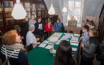 И.Б. Калганова рассказывает сотрудникам архива о библиотеке Кронштадтского военно-морского госпиталя. 8 апреля 2017 г.