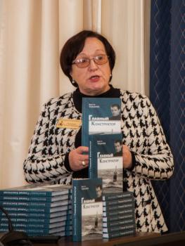 Сотрудник ЦВМБ Т.В. Чашникова вручает экземпляры книги представителям библиотек