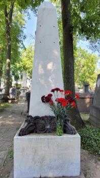 Цветы у памятника М.И. Ратманова