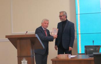 Игнатьев А.А. вручил книгу Смирнову ВГ ЦВММ 5-10-2022
