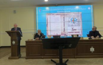 Смирнов В.Г. выступает на презентации. Справа - автор книги Игнатьев А.А., в центре - И.Ю.Кравцов 