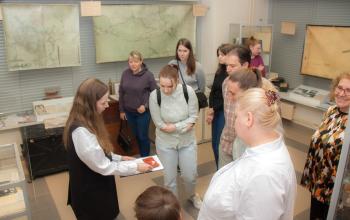 Н.Ю. Леонтьева рассказывает об экспонатах музея