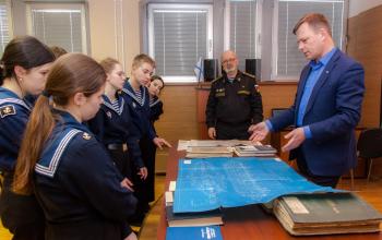 Заместитель директора А.Ю. Емелин с кадетами обсуждает особенности конструкции ледокола «Ермак»