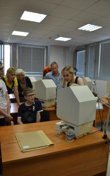 Вед. специалист Анастасия Алексеевна Данилейко демонстрирует работу аппарата для просмотра микрофильмов