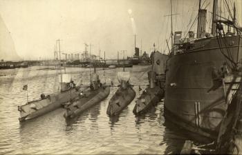 Подводные лодки типа «АГ» у борта плавбазы «Оланд». Ревель, 1917 г. РГАВМФ. Ф. Р-2239. Оп. 1. Д. 4503.
