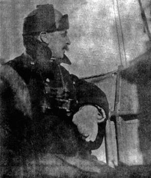 Капитан 1 ранга А.Н. Сполатбог на мостике крейсера «Адмирал Макаров» во время Ледового похода. Апрель 1918 г.