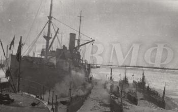 Дивизион подводных лодок типа «Барс» на зимней стоянке у борта транспорта-базы «Тосно». Зима 1916/1917 гг. 	РГАВМФ. Ф. Р-2239. Оп. 1. Д. 4497.