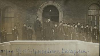 6 января 1917 г. Командир 2-го Балтийского флотского экипажа генерал-майор А.К. Гирс принимает парад перед зданием Крюковских казарм. РГАВМФ. Ф. Р-315. Оп. 1. Д. 273. Л. 1.