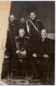 Ф.В. Дубасов (сидит слева), сын Олег (стоит в центре) и неизвестные лица. [1910–1912].