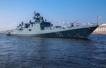 Сторожевой корабль «Адмирал Эссен» (проект 11356) на Неве. 27 июля 2016 г.